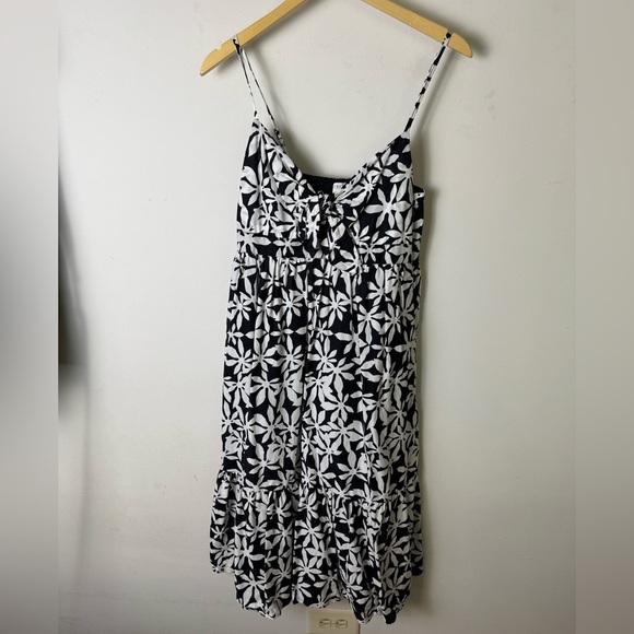 J. Crew Factory Dresses & Skirts - J. Crew factory black and white floral print with keyhole front size 6P
